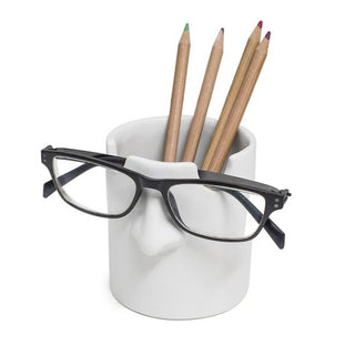 Kynäpurkki ja silmälasiteline Mr. Tidy