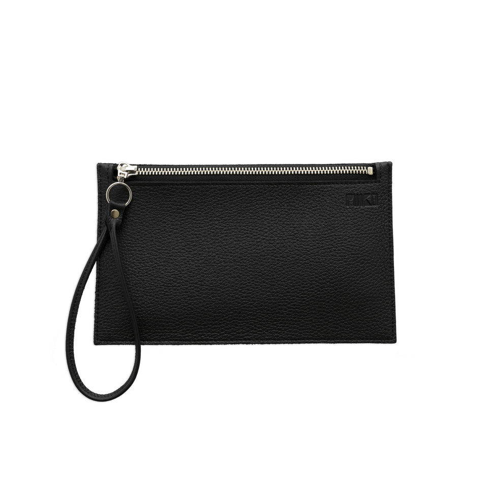 Valokuva tuotteesta Kirjekuorilaukku Miiko Clutch musta nahkaa hopealla vetoketjulla, kuuluu tuoteryhmään Laukut kukkarot.