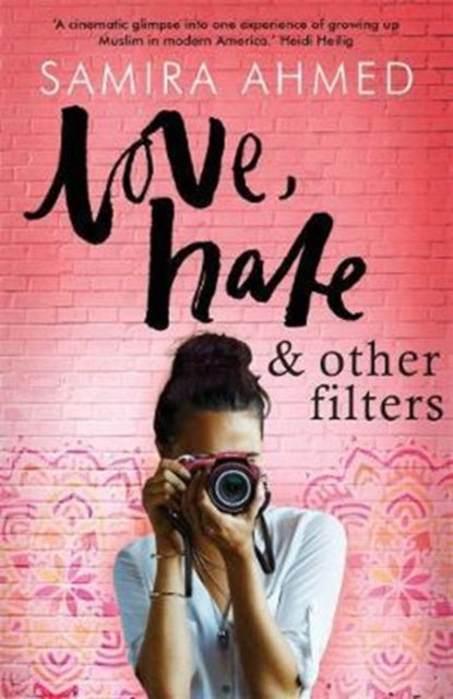 Valokuva kirjasta Samira Ahmed Love, Hate &amp; Other Filters, kuuluu tuoteryhmään Ulk lasten romaanit.