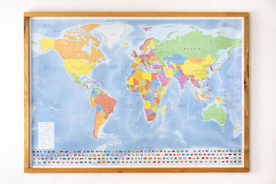 Valokuva kirjasta  GeoMetro XL World Map - with oak frame, kuuluu tuoteryhmään Ulkomaiset ja muut kartat.