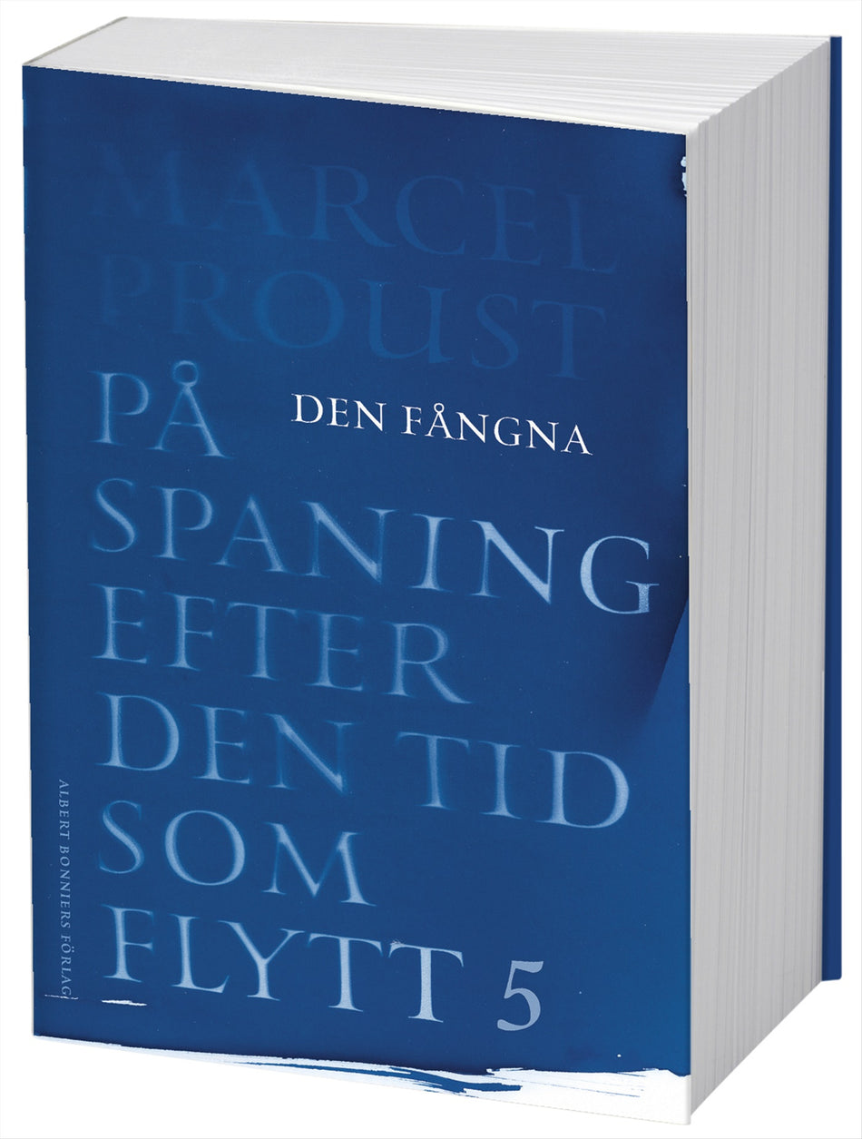 Valokuva kirjasta Marcel Proust På spaning efter den tid som flytt. V, Den fångna, kuuluu tuoteryhmään Ruots kaunokirjat.