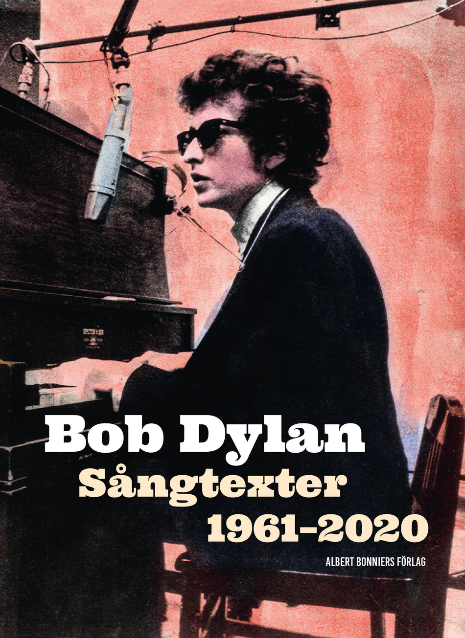 Valokuva kirjasta Bob Dylan Sångtexter 1961-2020, kuuluu tuoteryhmään Ruots harrasteet taide.
