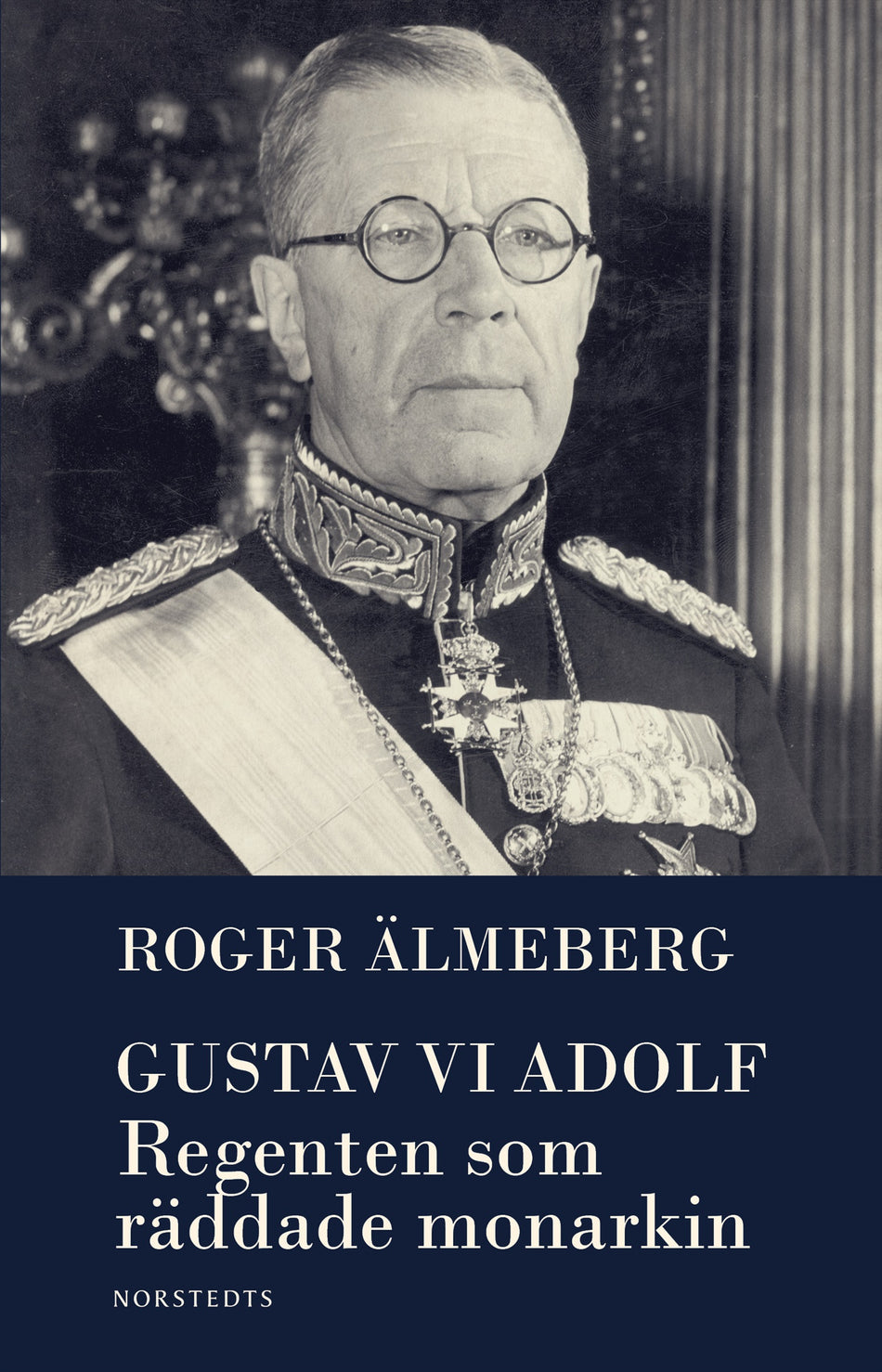 Valokuva kirjasta Roger Älmeberg Gustaf VI Adolf : regenten som räddade monarkin, kuuluu tuoteryhmään Ruots muu tieto.