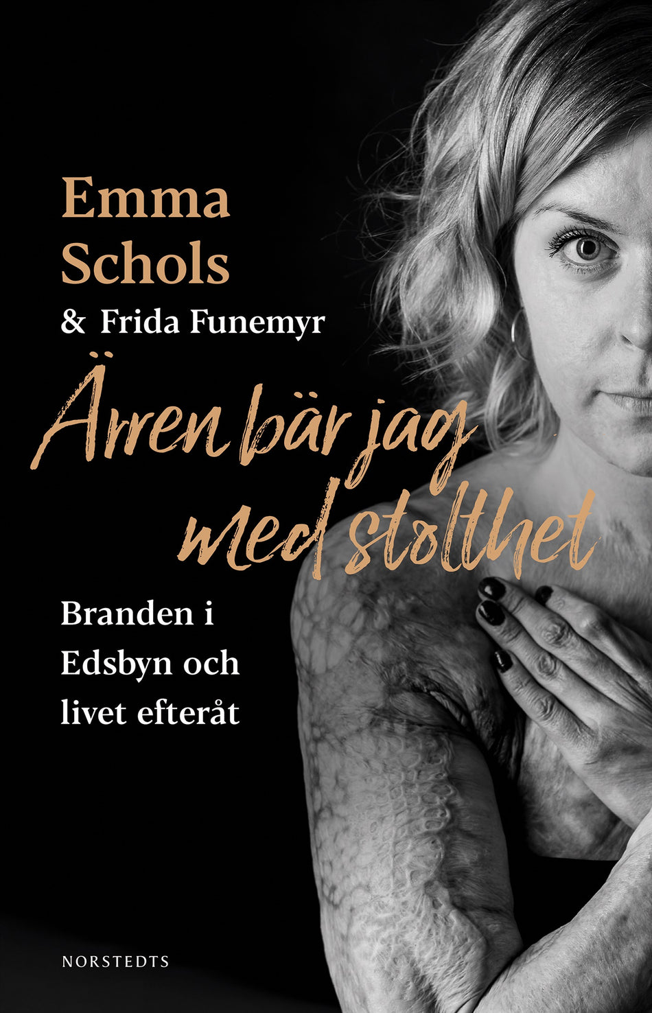 Valokuva kirjasta Emma Schols / Frida Funemyr Ärren bär jag med stolthet : branden i Edsbyn och livet efteråt, kuuluu tuoteryhmään Ruots muu tieto.