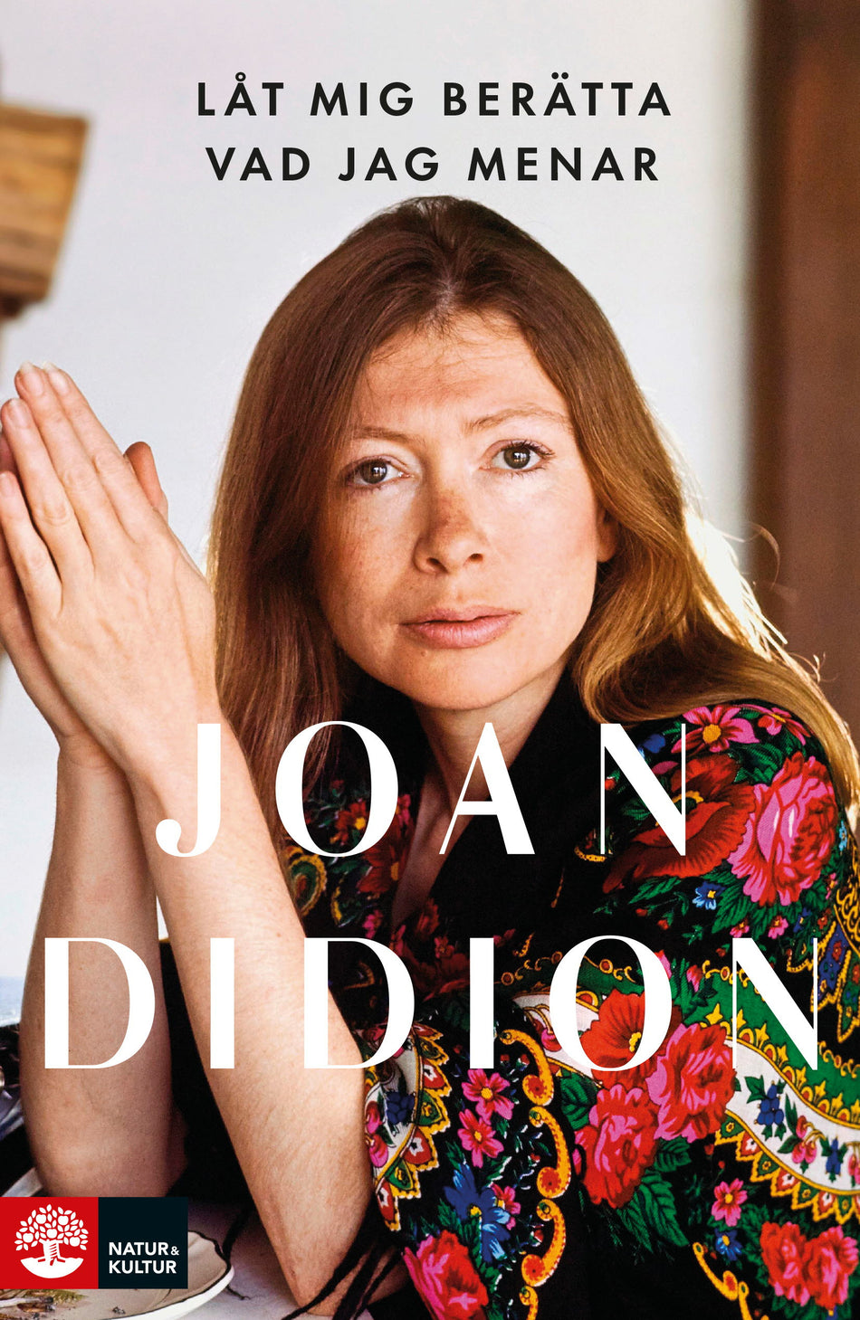 Valokuva kirjasta Joan Didion Låt mig berätta vad jag menar, kuuluu tuoteryhmään Ruots muu tieto.