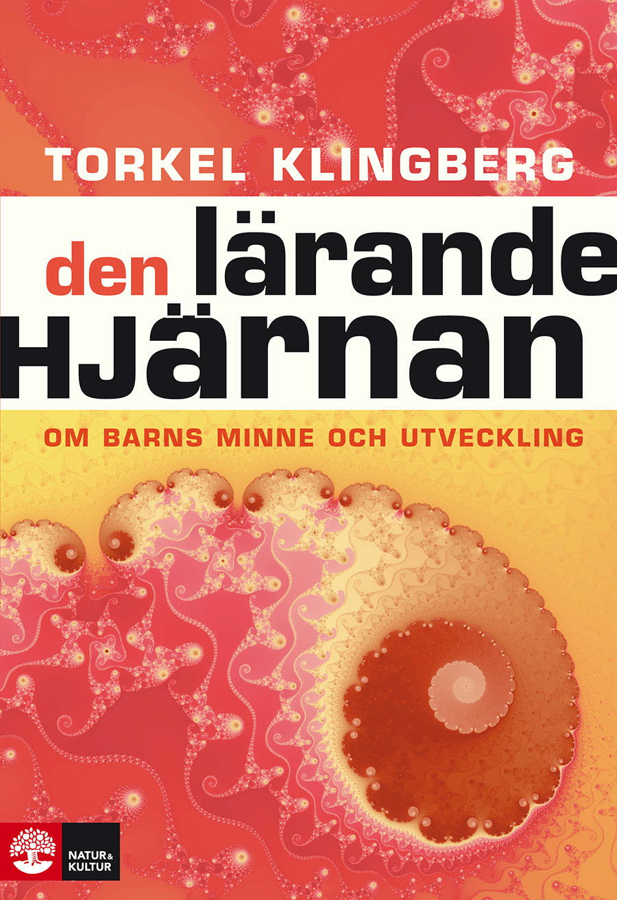 Valokuva kirjasta Torkel Klingberg Den lärande hjärnan : om barns minne och utveckling, kuuluu tuoteryhmään Ruots muu tieto.