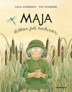 Maja tittar på naturen