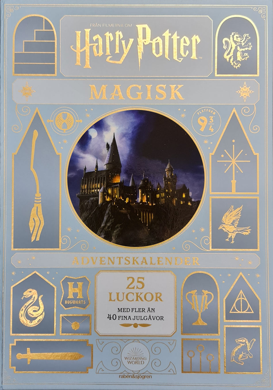 Valokuva kirjasta J. K. Rowling Harry Potter Magisk adventskalender : 25 luckor med fler än 40 fina julgåvor, kuuluu tuoteryhmään Ruots lapset nuoret ja sarjakuvat.