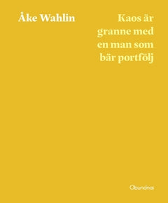 Kaos är granne med en man som bär portfölj