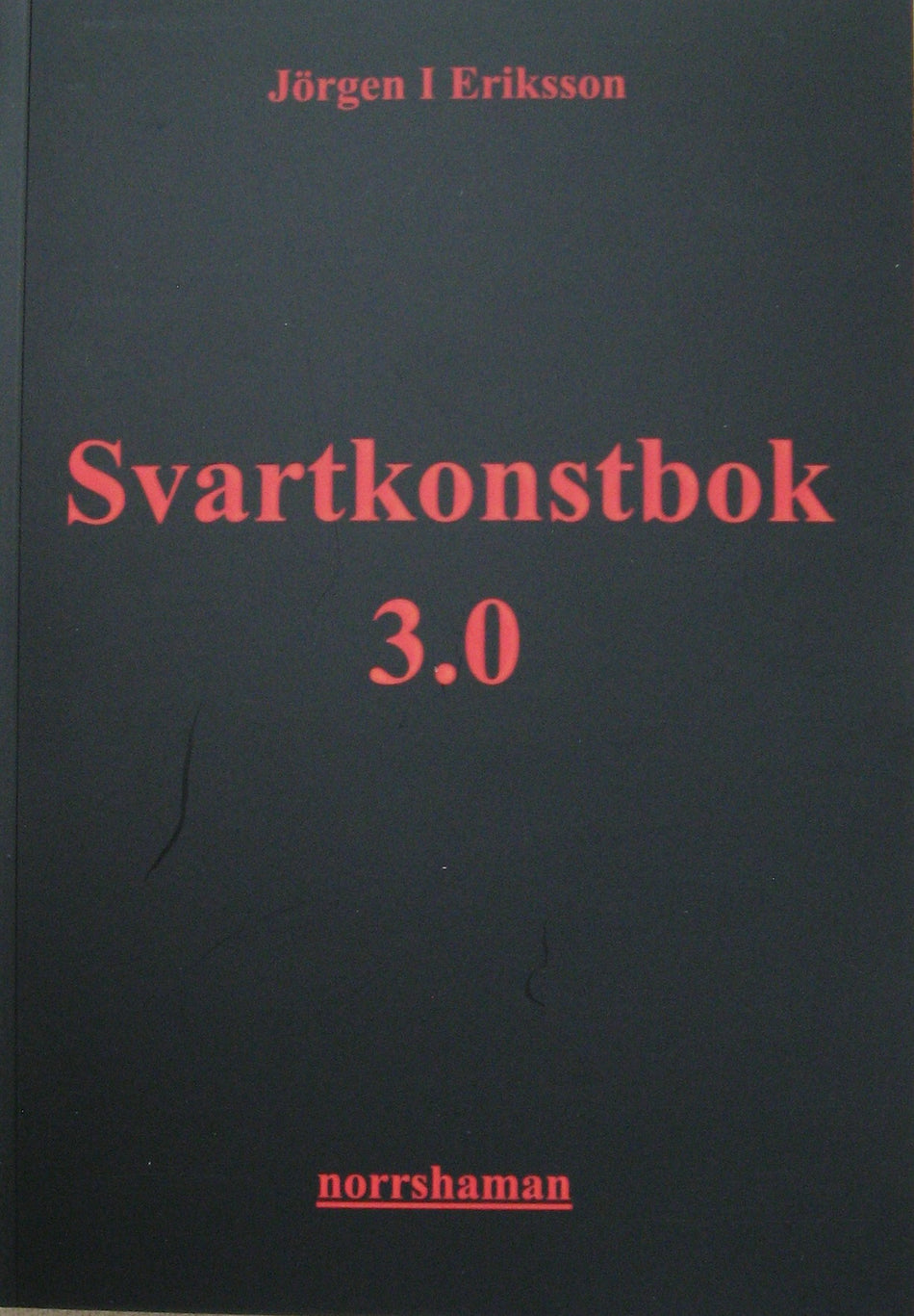 Valokuva kirjasta Jörgen I. Eriksson Svartkonstbok 3.0 : shamanism, folklig läkekonst och kosmisk magi, kuuluu tuoteryhmään Ruots muu tieto.