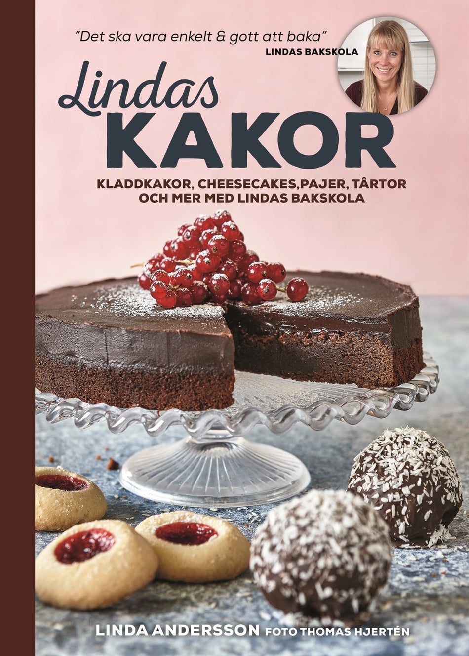 Valokuva kirjasta Linda Andersson Lindas kakor : kladdkakor, cheesecakes, pajer, tårtor och mer med Lindas bakskola, kuuluu tuoteryhmään Ruots harrasteet taide.