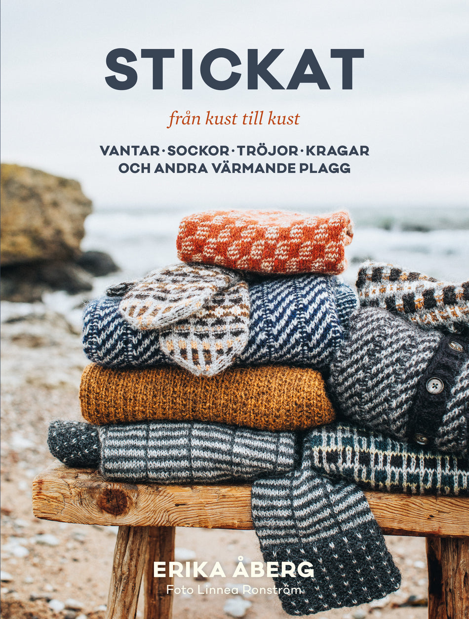 Valokuva kirjasta Erika Åberg Stickat från kust till kust : Vantar, sockor, tröjor, sjalar och andra värmande plagg, kuuluu tuoteryhmään Ruots harrasteet taide.