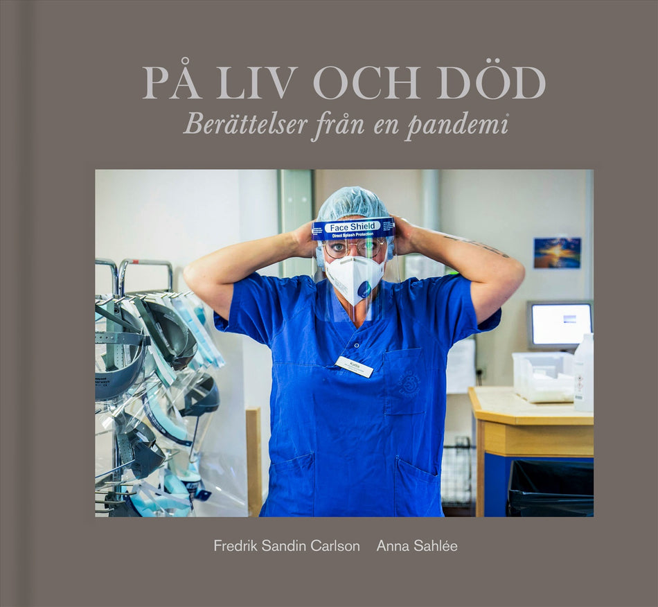 Valokuva kirjasta Anna Sahlée / Fredrik Sandin Carlson På liv och död : berättelser från en pandemi, kuuluu tuoteryhmään Ruots muu tieto.