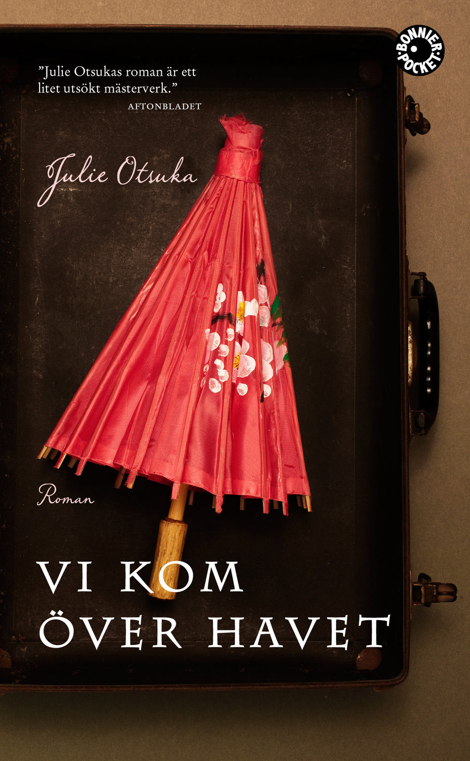 Valokuva kirjasta Julie Otsuka Vi kom över havet, kuuluu tuoteryhmään Ruots kaunokirjat.