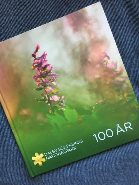 Valokuva kirjasta Per Blomberg / Mikael Sörensson / Sören Svensson / Jörg Brunet / Jörgen Nilsson / Sigvard Svensson / Gerhard Kristensson / Andreas Nilsson / Ulf Arup Dalby Söderskog nationalpark 100 år, kuuluu tuoteryhmään Ruots harrasteet taide.