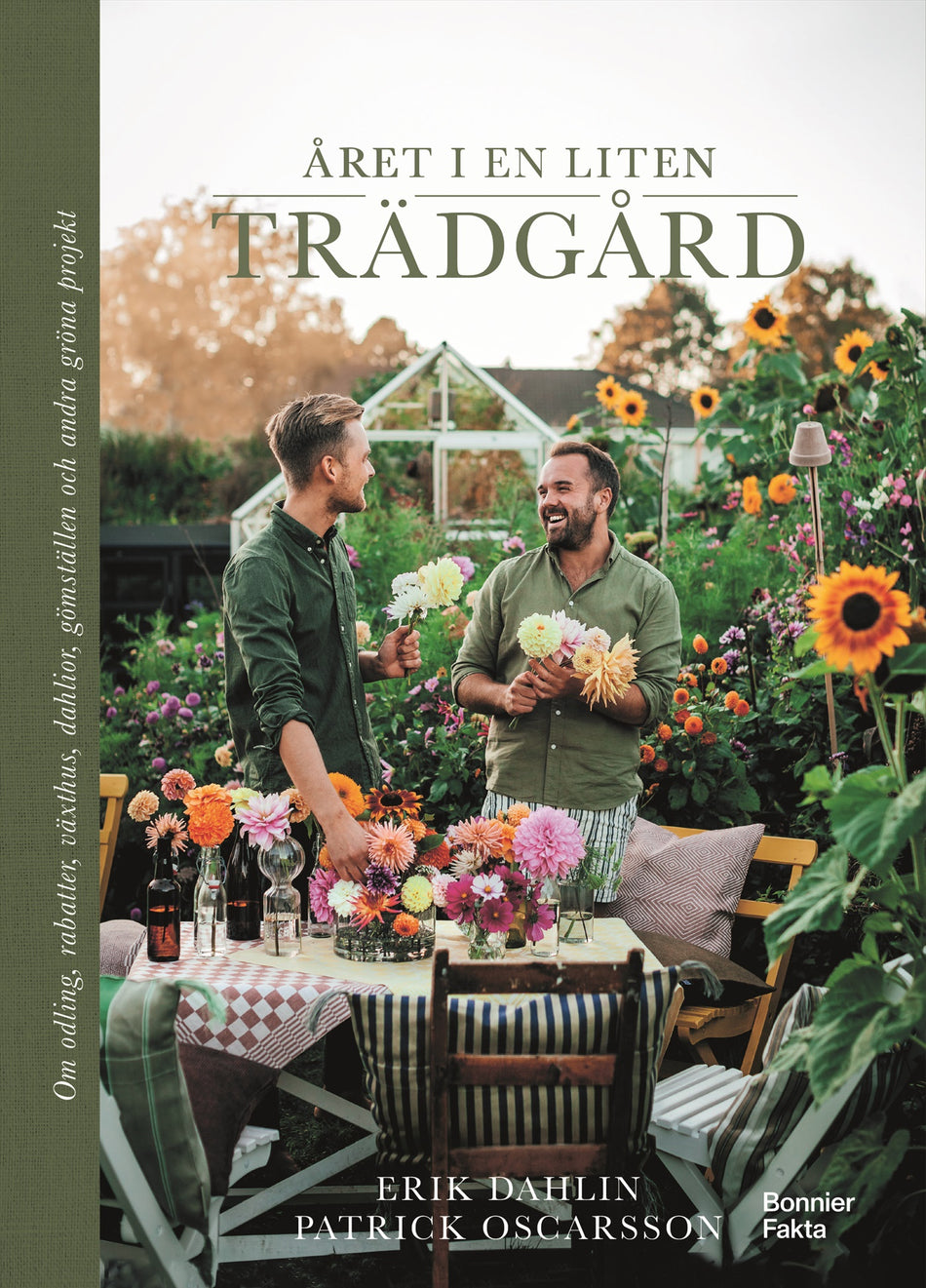 Valokuva kirjasta Erik Dahlin / Patrick Oscarsson Året i en liten trädgård : om odling, rabatter, växthus, dahlior, gömställen och andra gröna projekt, kuuluu tuoteryhmään Ruots harrasteet taide.