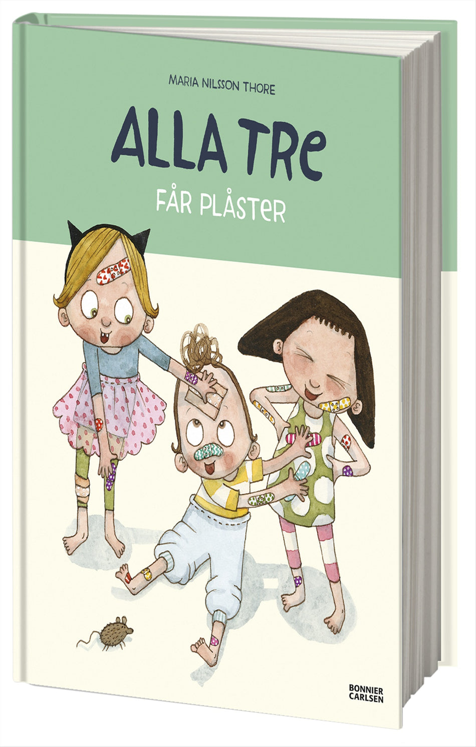 Valokuva kirjasta Maria Nilsson Thore Alla tre får plåster, kuuluu tuoteryhmään Ruots lapset nuoret ja sarjakuvat.