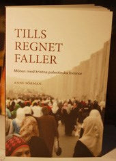 Valokuva kirjasta Anne Sörman Tills regnet faller - möten med kristna palestinska kvinnor, kuuluu tuoteryhmään Ruots muu tieto.