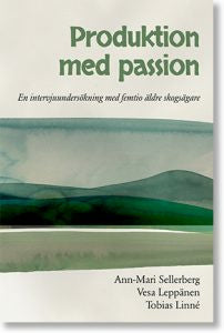 Valokuva kirjasta Ann-Mari Sellerberg / Vesa Leppänen / Tobias Linné Produktion med passion : en intervjuundersökning med femtio äldre skogsägare, kuuluu tuoteryhmään Ruots muu tieto.