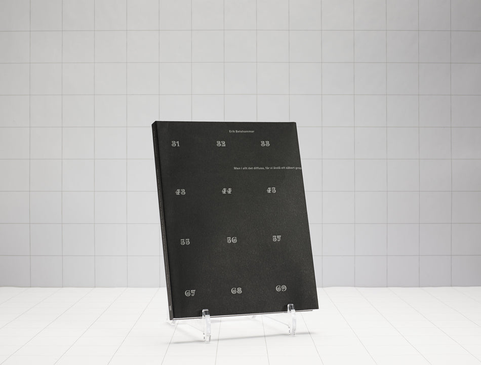 Valokuva kirjasta Erik Betshammar Men i allt det diffusa, får vi ändå ett säkert grepp om omgivningens karaktär, kuuluu tuoteryhmään Ruots harrasteet taide.