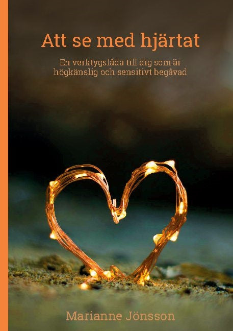 Valokuva kirjasta Marianne Jönsson Att se med hjärtat : en verktygslåda till dig som är högkänslig och sensitivt begåvad, kuuluu tuoteryhmään Ruots muu tieto.