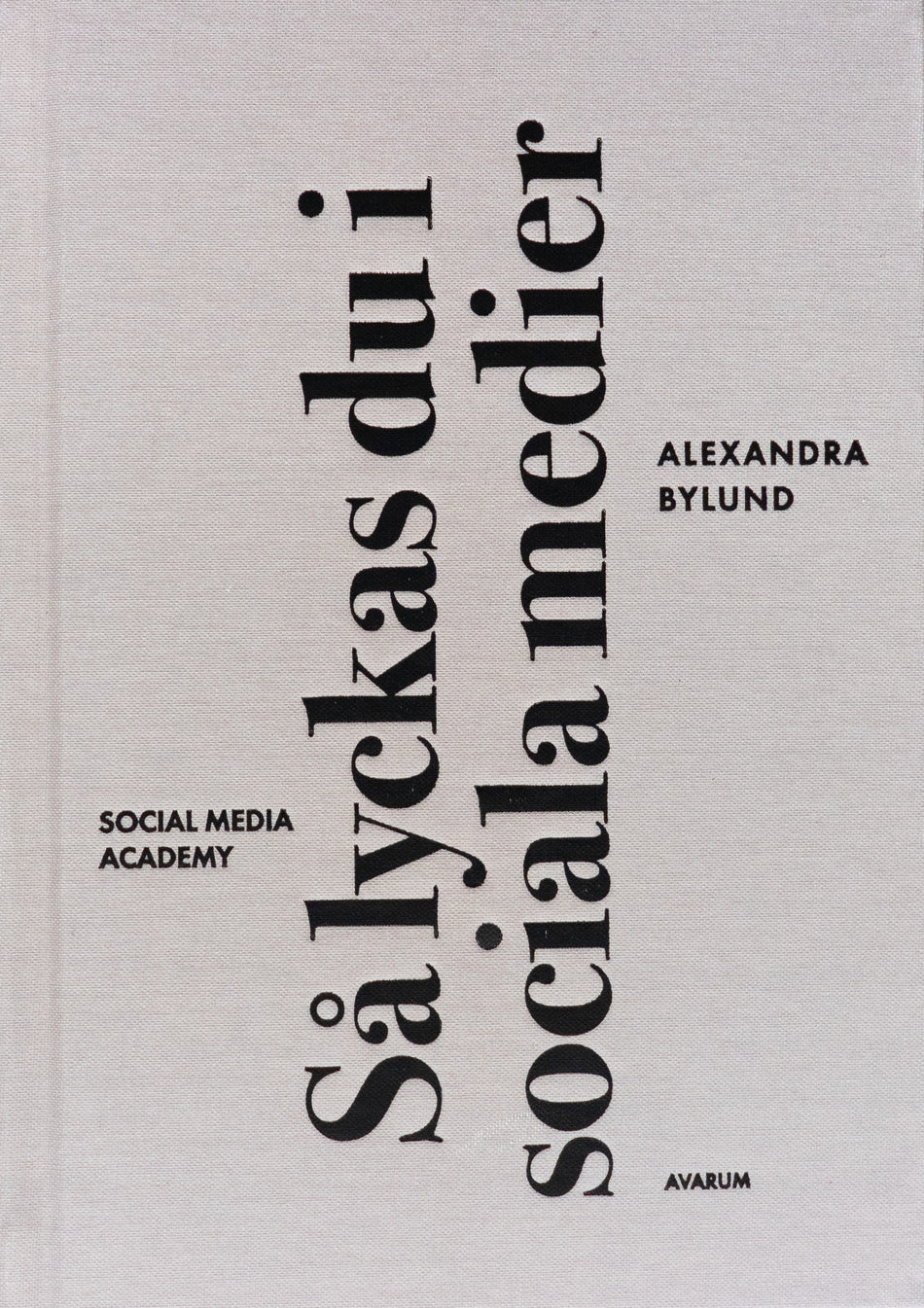 Valokuva kirjasta Alexandra Bylund Så lyckas du i sociala medier, kuuluu tuoteryhmään Ruots muu tieto.